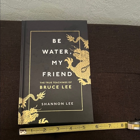 #0591+ Bruce Lee Black/Gold Hardcover Book by Shannon Lee ( Bruce Lee Daughter) - Picture 3 of 9
